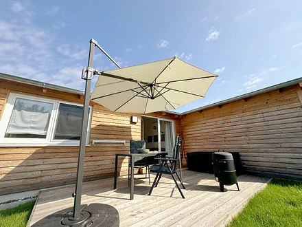 Terrasse mit Sonnenschirm