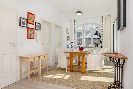 Der komfortable Eßbereich mit großem Eßtisch.