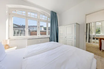 Schlafzimmer 1 mit Verdunkelungsgardinen.