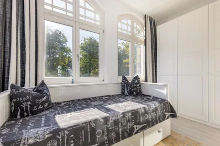 Verdunkelungsgardinen und Kleiderschrank sind für Sie vorhanden.