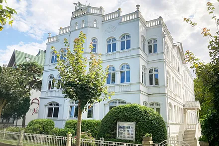 Die Strandvilla Sirene im Ostseebad Binz auf Rügen - direkt am Badestrand.