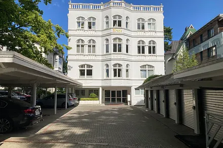 Der Hof hinter der Villa - rechts im Bild der Garagentrakt.