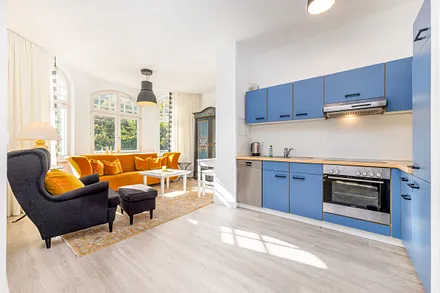 Die Küchenzeile im Wohnzimmer.