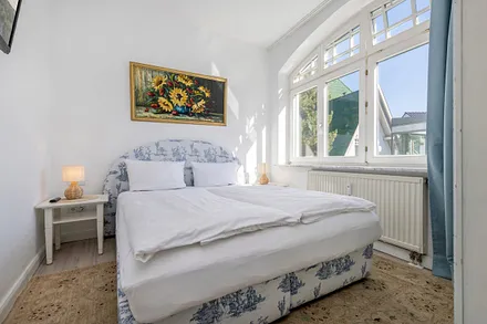 Schlafzimmer 1 mit Doppelbett, Kleiderschrank und TV.