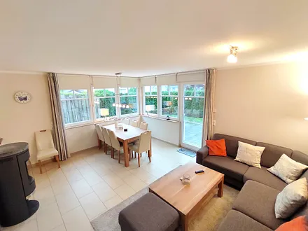 Wohnlandschaft mit Esstisch und Kaminofen