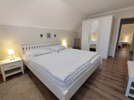 erstes Schlafzimmer mit Doppelbett