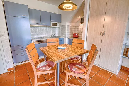 Die Einbauküche mit Geschirrspüler und Esstisch für 4