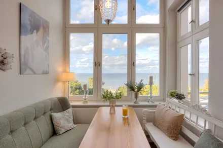 Gemütliche Sitzecke in der Küche mit Meerblick