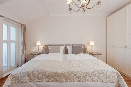 Schlafzimmer mit Balkon und Meerblick