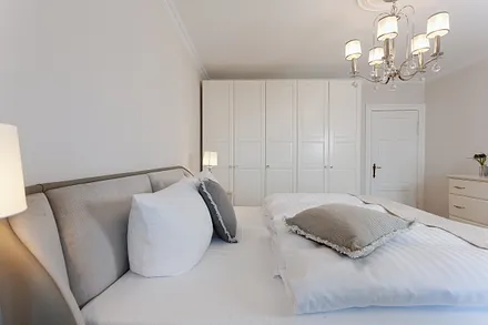 Schlafzimmer mit Balkon und Meerblick