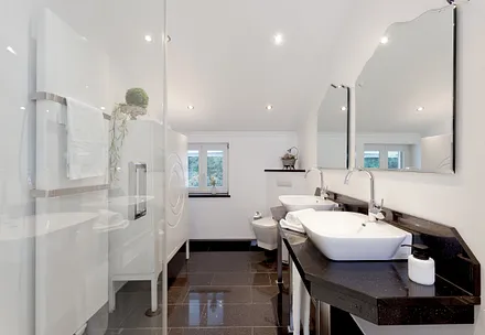 Badezimmer mit Dusche