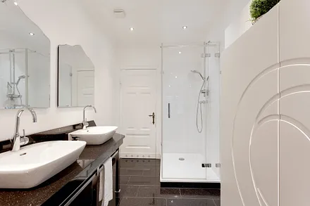 Badezimmer mit Dusche