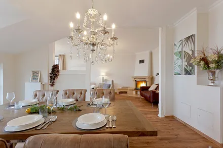 Aussicht auf Wohnzimmer und Essbereich