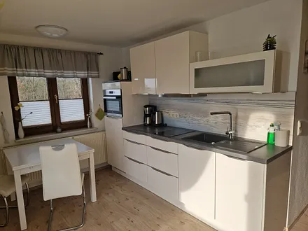 Küchenzeile mit Esstisch