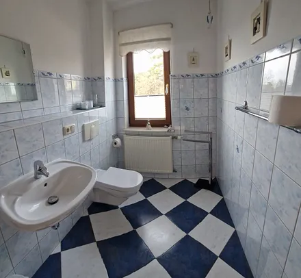 Toilette mit Waschbecken und Dusche