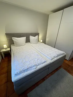Schlafzimmer mit Boxspringbett
