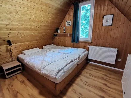 Schlafzimmer mit Doppelbett (1,80x2,00) im Dachgeschoss