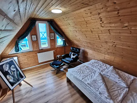 Schlafzimmer mit Doppelbett (1,40x2,00) im Dachgeschoss