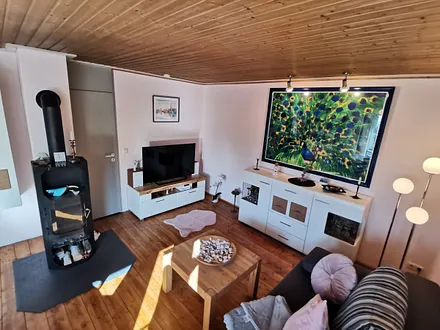 Wohnbereich mit Kaminofen (Holz vor Ort)