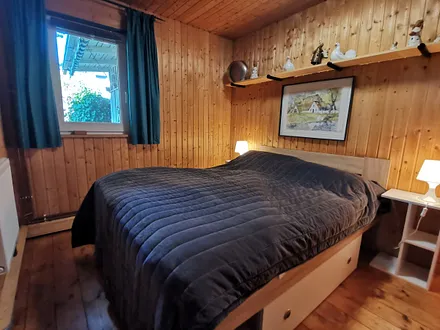 Schlafzimmer im Erdgeschoss mit Doppelbett