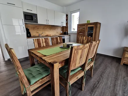 Essbereich mit 6 Plätzen, gut ausgestattete Küchenzeile