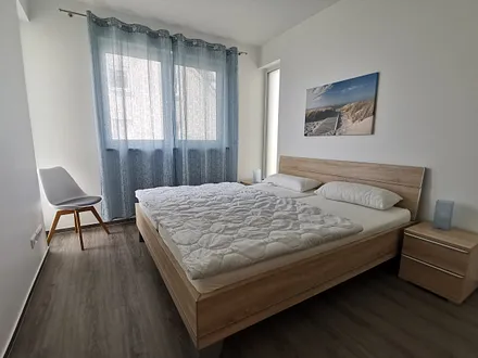 Schlafzimmer mit Doppelbett (voll verdunkelbar)