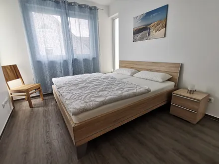 voll verdunkelbrares Schlafzimmer mit Doppelbett