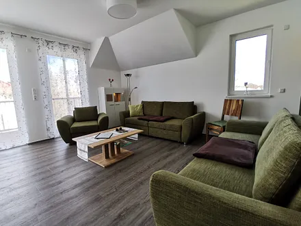 Wohnzimmer, Balkon anschließend