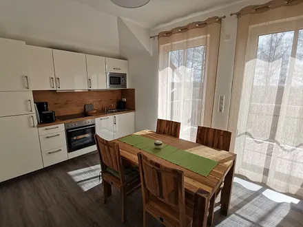 moderne Küche mit Esstisch, Balkon anschließend