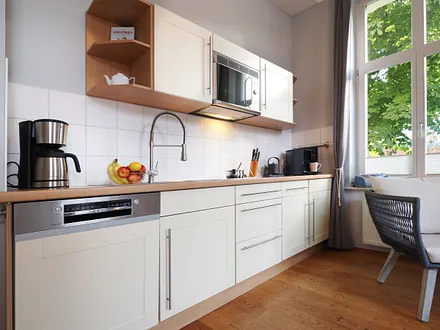 offene Küchenzeile mit Elektrogeräten