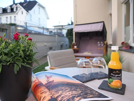 möblierte Terrasse mit eigenem Strandkorb