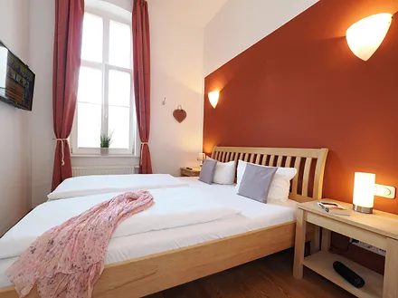 bequemes Doppelbett im Schlafzimmer mit Sat-TV