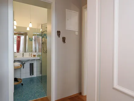 modernes Badezimmer mit offener Dusche