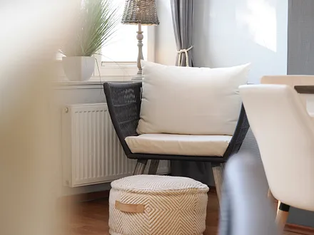 bequemer Sessel mit Fußhocker