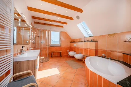 Bad mit Dusche und Badewanne