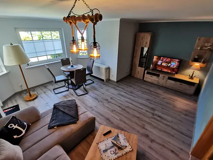 Gemütliches Wohnzimmer mit Zugang zur Terrasse