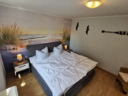 Schlafzimmer mit Doppelbett (Boxspringbett)