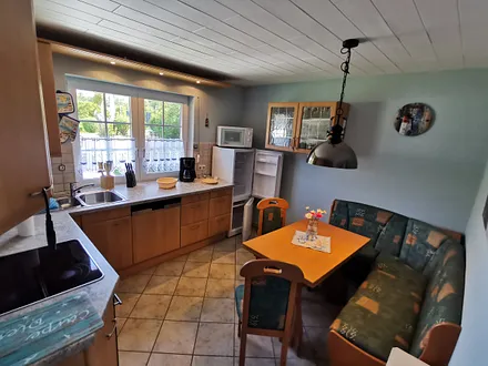 seperate, gut ausgestattete Küche mit Esstisch