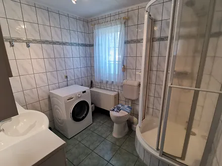 Duschbad mit Waschmaschine