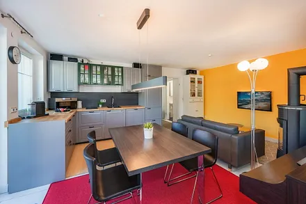 Küche mit Essbereich und Kamin