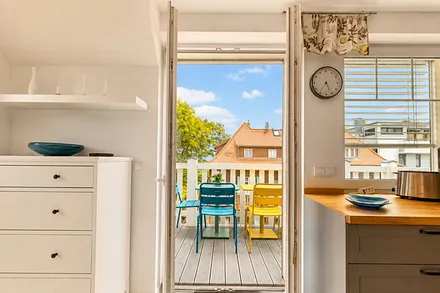 Küche mit direktem Zugang zum Balkon.