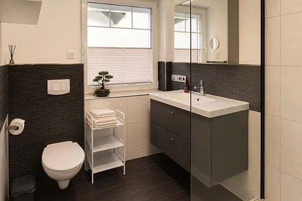 Modernes Badezimmer mit Dusche