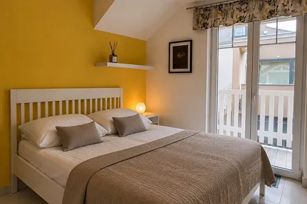 1. Schlafzimmer mit direktem Zugang zum Balkon.