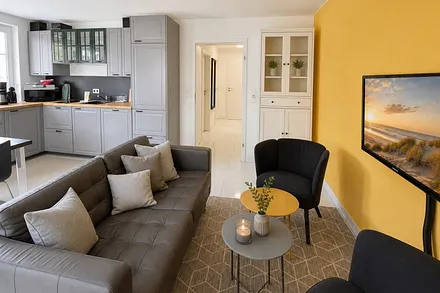 Wohnzimmer mit integrierter, moderner Küche.