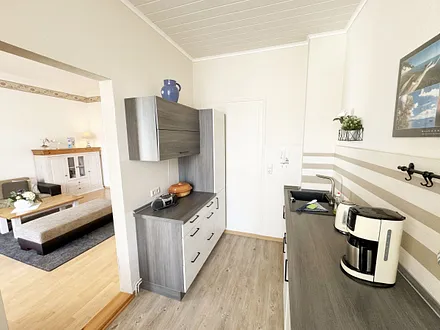 Küchenzeile mit Blick in den Wohnbereich