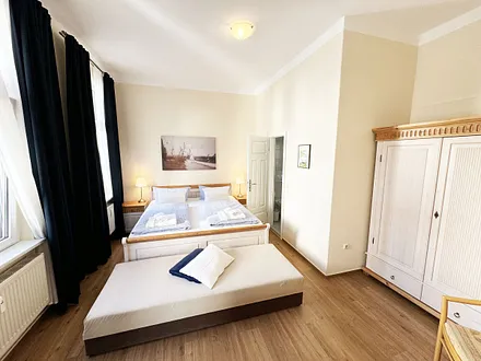 Schlafzimmer mit Doppelbett