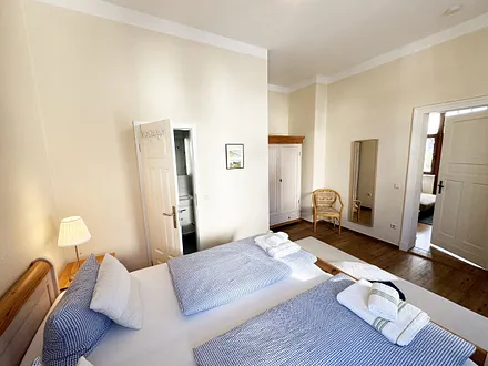 Schlafzimmer mit Zugang zum Bad