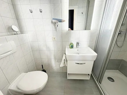 Badezimmer mit flacher Dusche