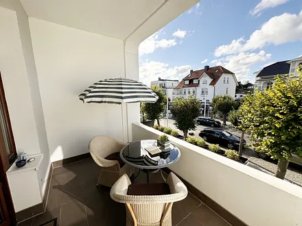bestuhlter Balkon mit Sonnenschirm