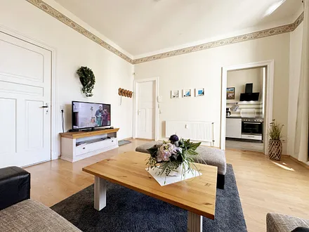 Wohnbereich mit Blick in die Küche